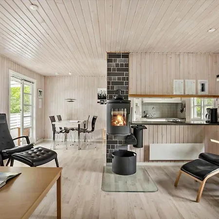 1486-aakirkeby-fyrrebakken-1 بيت للعطل *